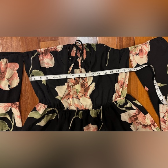 Off the Shoulder Bell Sleeve Romper - Picture 4 of 8